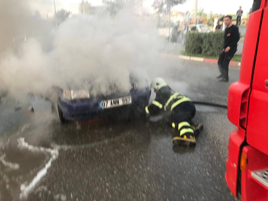 Siirt’te seyir halindeki otomobil alev aldı