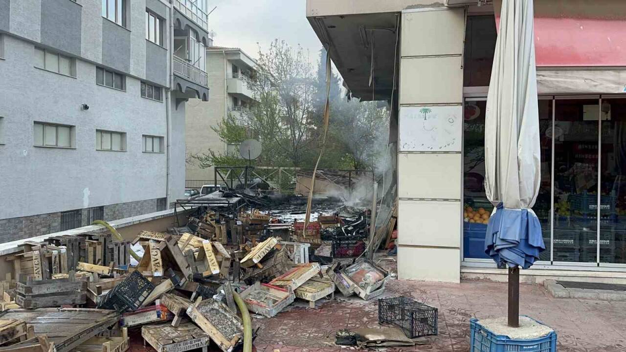 Alevler 7 katlı binayı sardı