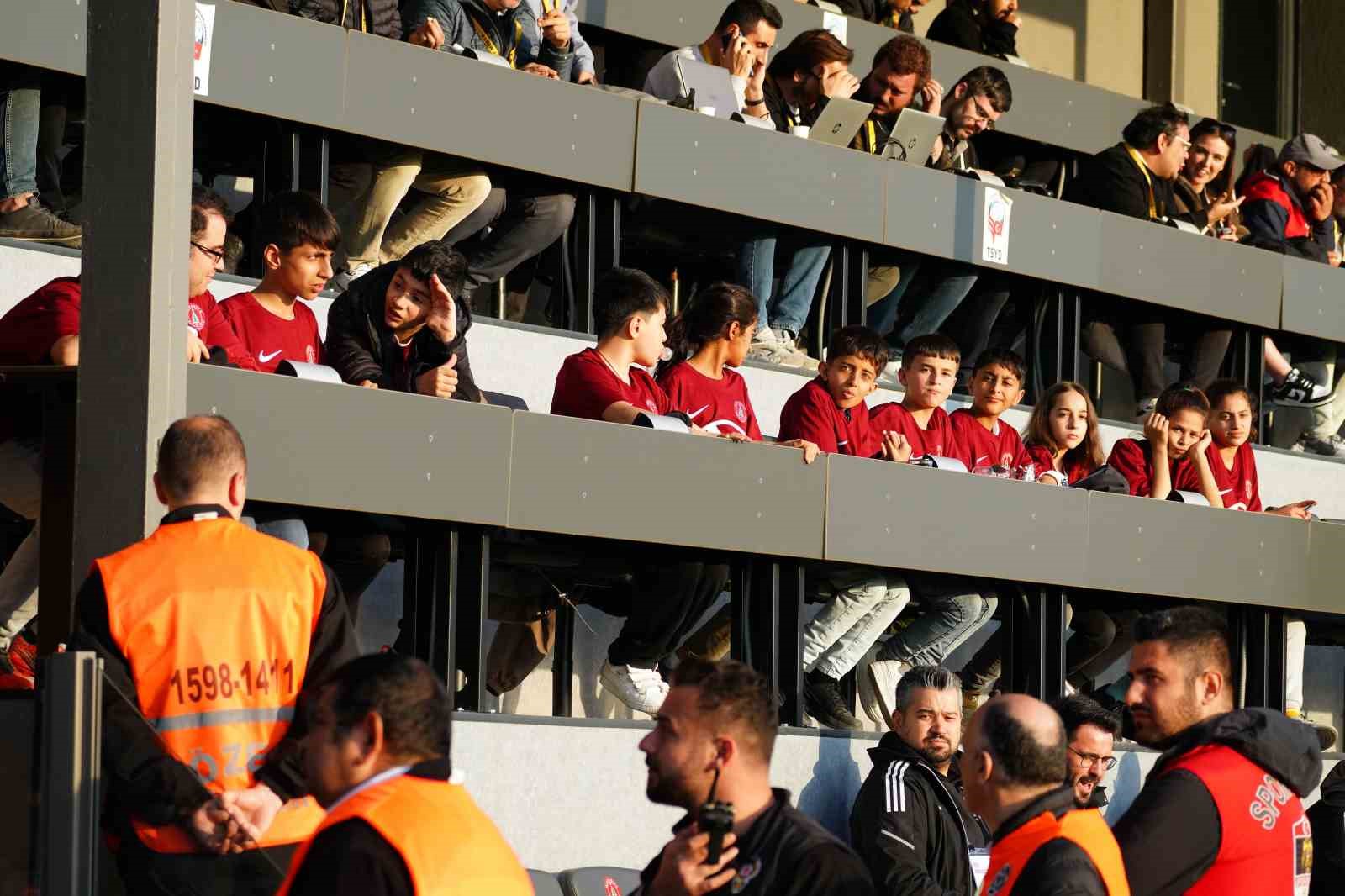 Depremzede çocuklar, Ümraniyespor - Beşiktaş maçında ağırlandı