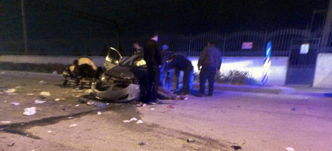 Süratle ilerlerken elektrik direğine çarptı: 2 yaralı