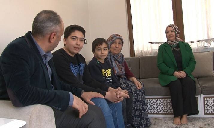 Konya'da muhtar anne depremzede çocukları yalnız bırakmıyor