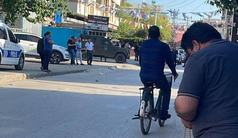 Annesinin kucağındaki bebek kurşunların hedefi oldu