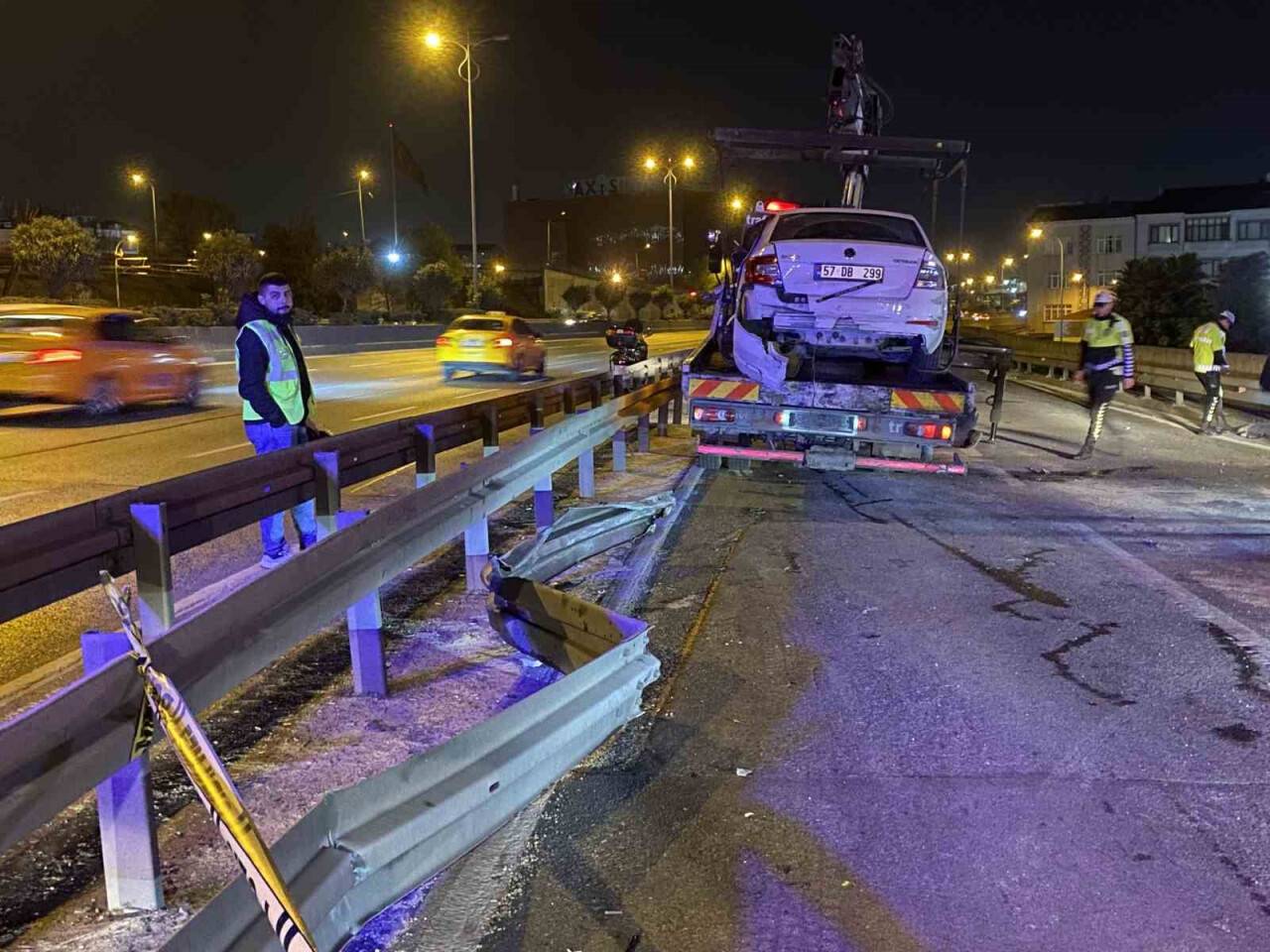 Bayrampaşa’da alkollü sürücü bariyere çarptı: 1 ağır yaralı