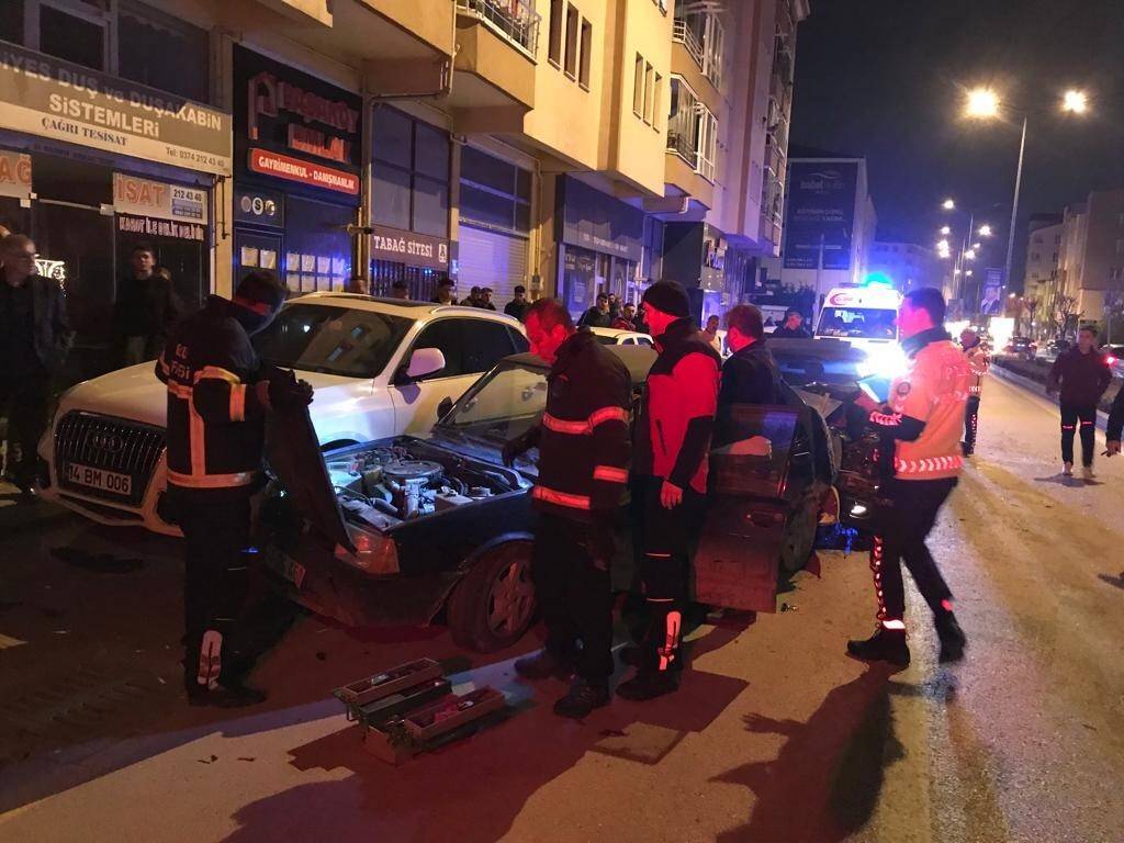 3 otomobile çarpan sürücü olay yerinden kaçtı