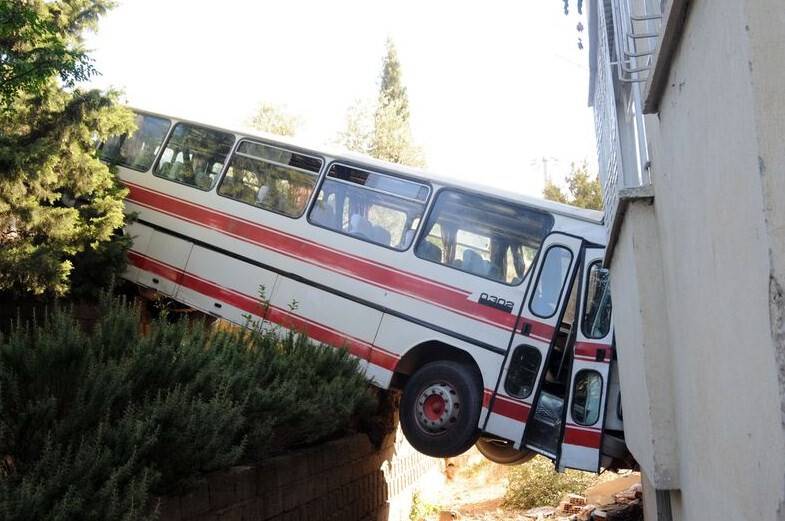 Balkonda Uyuyan Kardeşlerin Üzerine Otobüs Düştü: 2 Yaralı