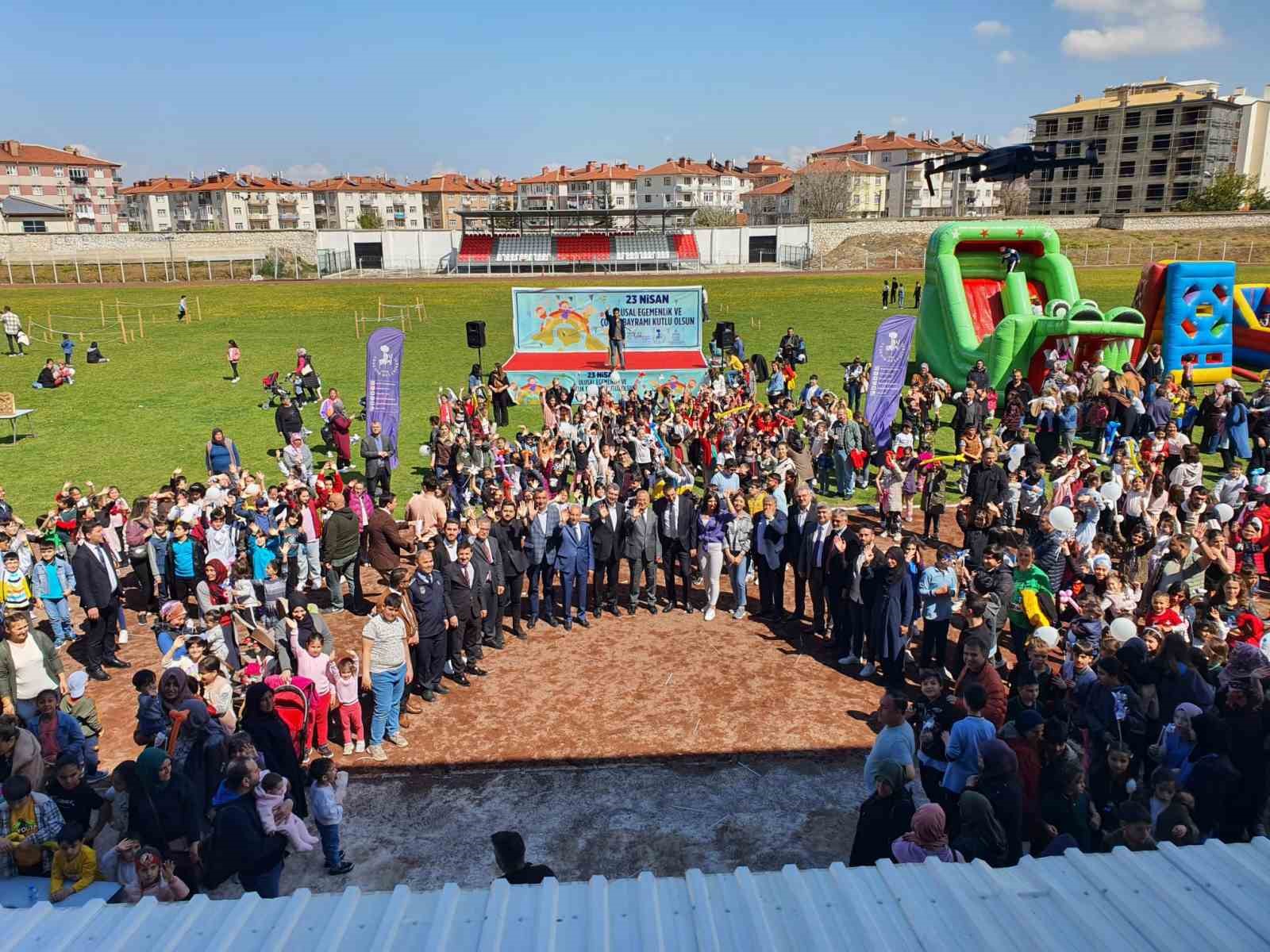 Akşehir Belediyesi’nden çocuklara bayram şenliği