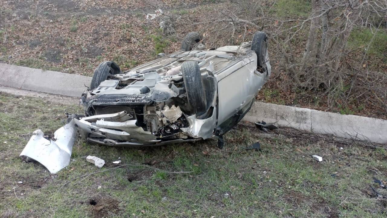 Takla atan otomobil su kanalına devrildi: 1 ölü