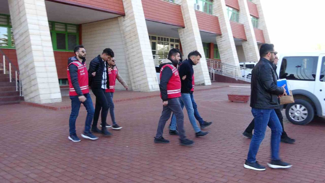 Adliyeye sevk edilen cinayet şüphelilerinden 1’i tutuklandı