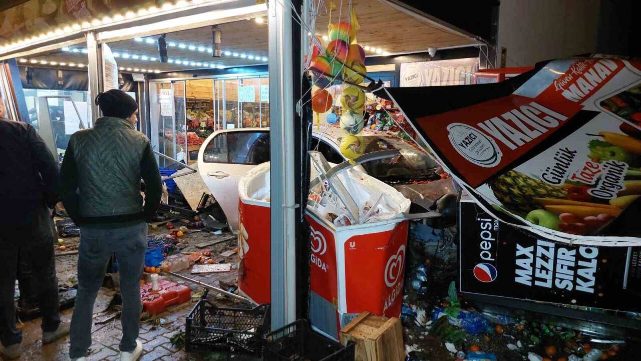 Otomobil bir dükkanın manav reyonuna böyle girdi