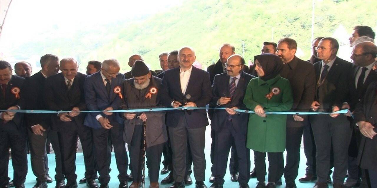 Tam 5 bin şantiyede 700 bin çalışma arkadaşımızla  ter döküyoruz