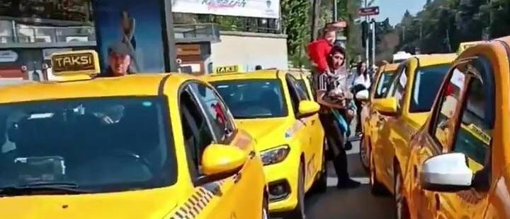 10'a yakın taksinin içinde taksiye binemeyen vatandaş isyan etti
