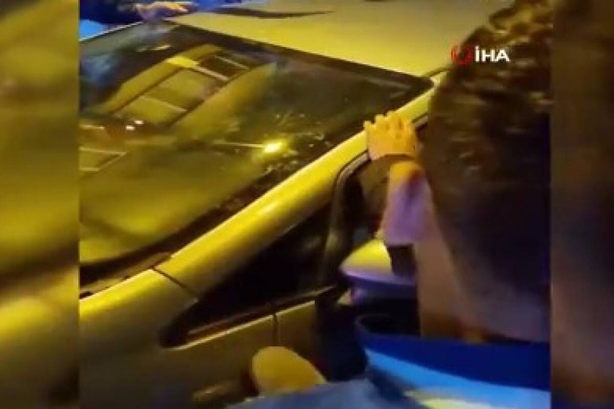 Fenerbahçe stadının önünden geçen araç taraftarların saldırısına uğradı