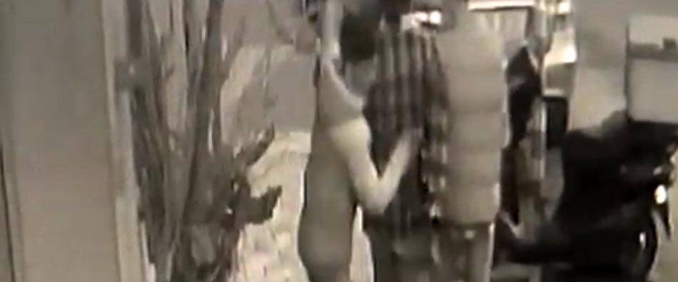 ABD’li kadına kapkaç kamerada: Beline sarılıp telefonunu çaldılar