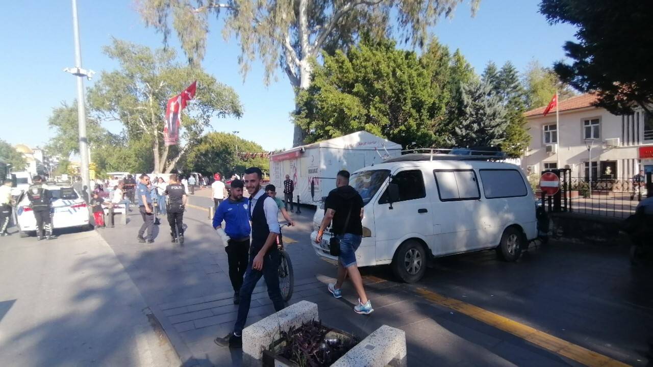 Kaldırımdan yola çıkan motosikletli, alkollü sürücüye çarptı