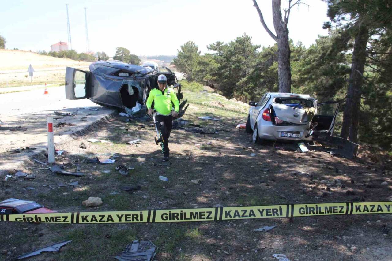 Otomobil yol kenarında duran otomobile çarptı