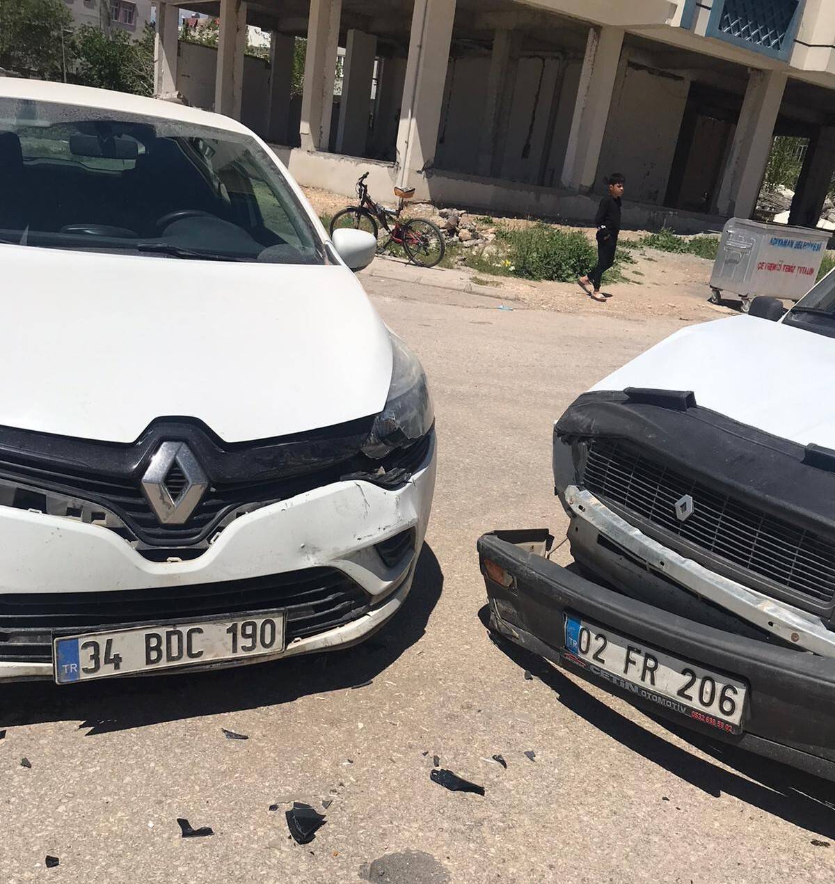 İki otomobil çarpıştı: 1 yaralı