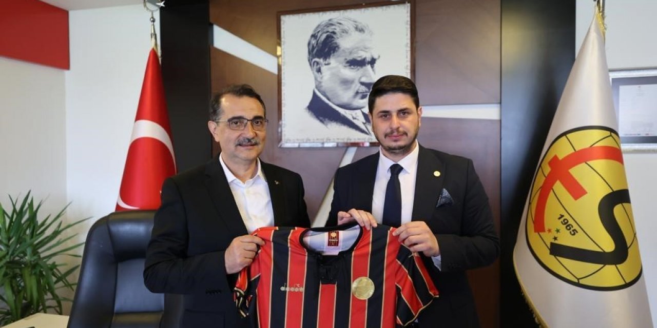 Bakan Dönmez Eskişehirspor’u ziyaret etti