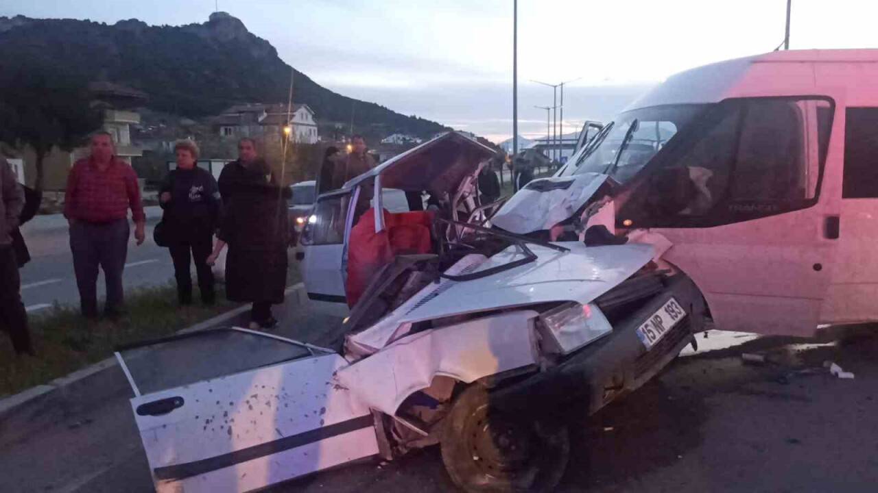 Minibüsün çarptığı otomobil ortadan ikiye bölündü: 1 öı