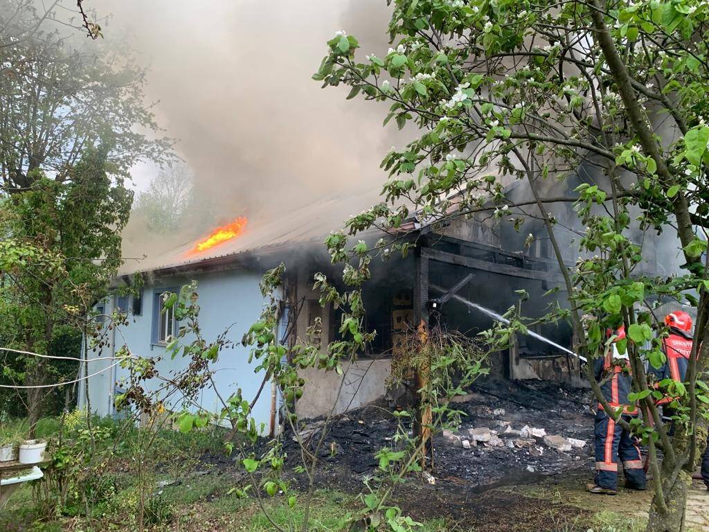 Tek katlı ev ve barakada çıkan yangın söndürüldü