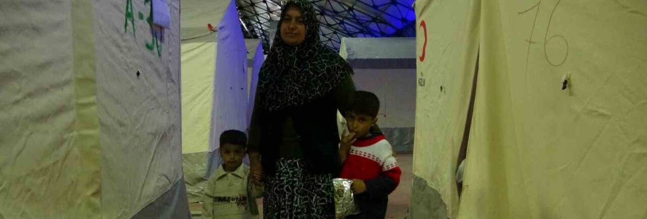 Boğazına şeker kaçan çocuğu Mehmetçik kurtardı