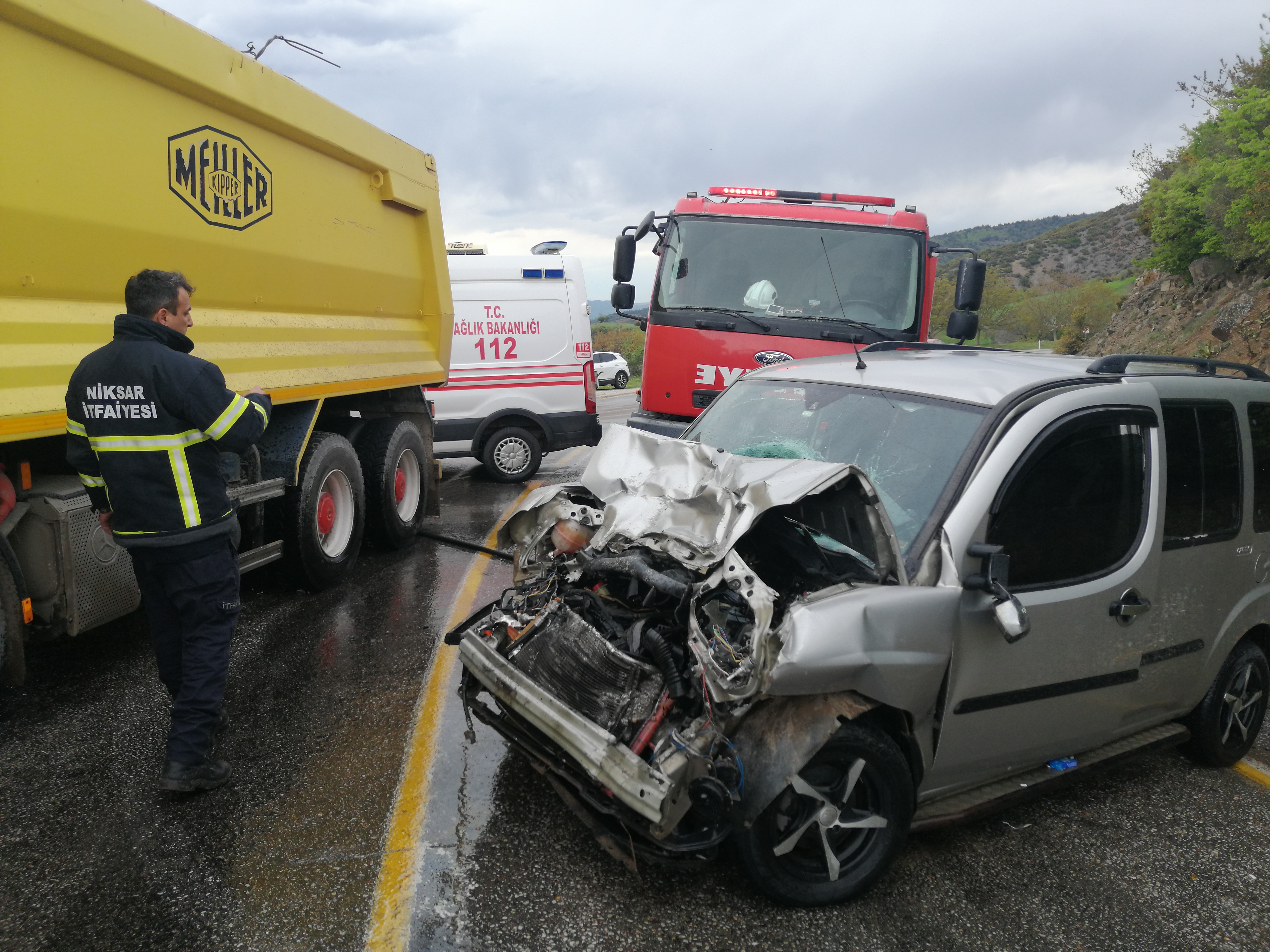 Hafif ticari araçla kamyon çarpıştı: 7 yaralı