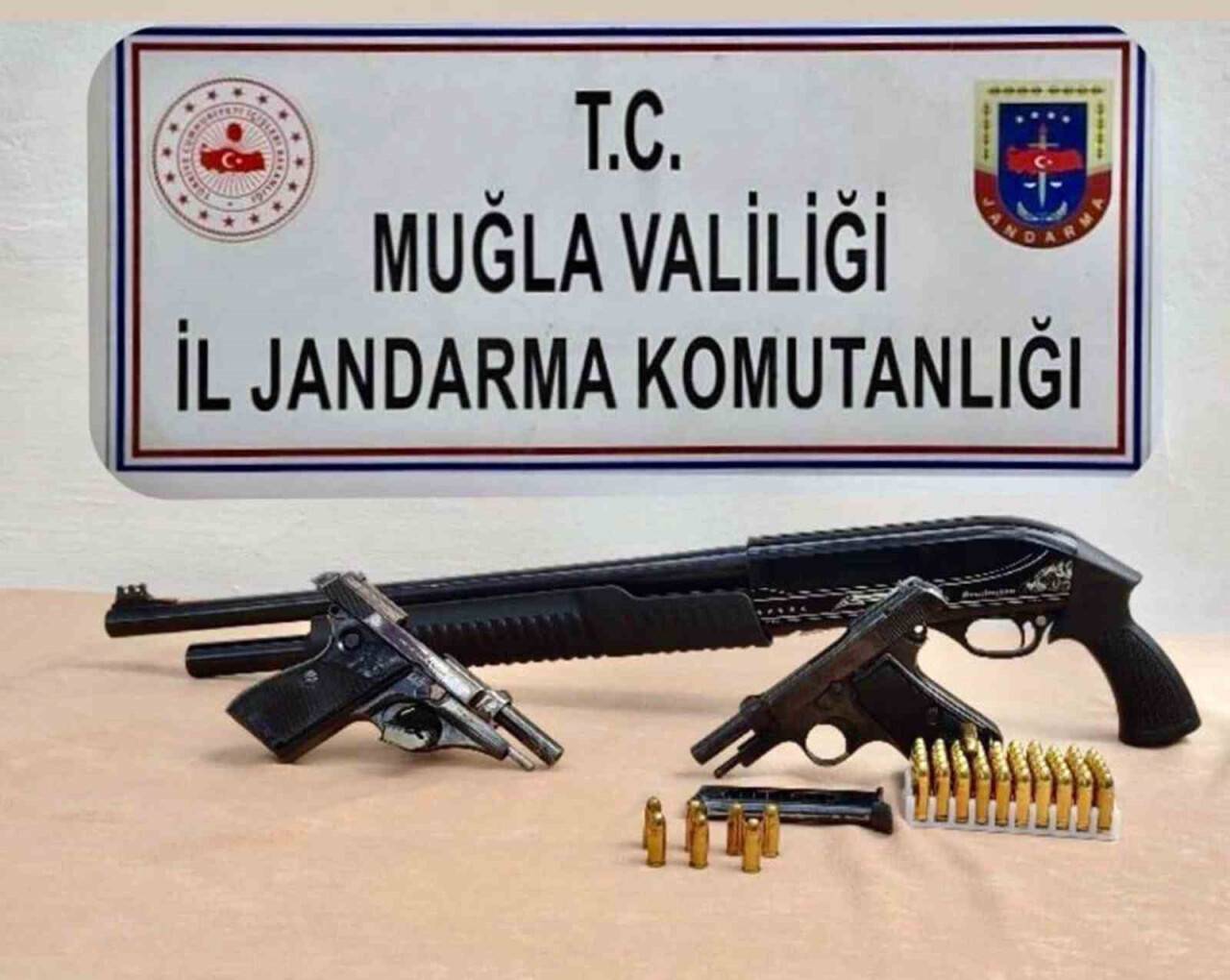 Ruhsatsız tabanca ve otomatik ve tüfeği ele geçirildi