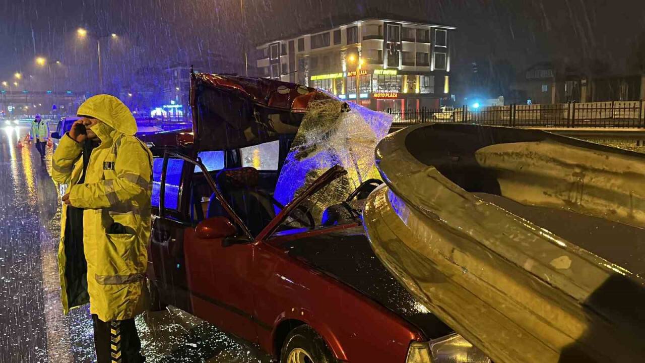 Otomobil bariyerlere saplanıp parçalandı: 3 kişi yaralandı