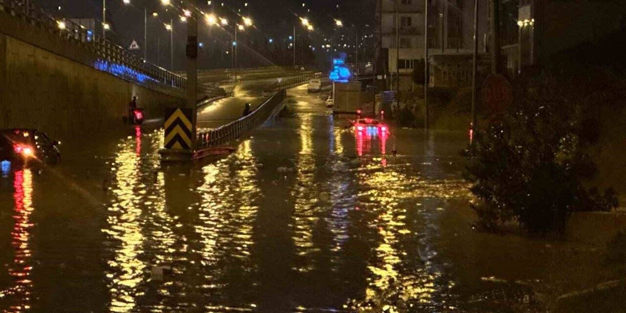 Araçlar yağmur sularının içinde kaldı