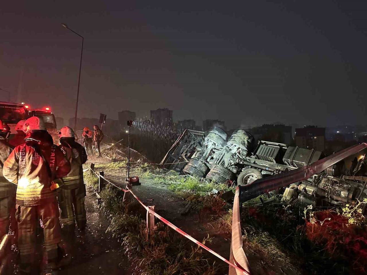 İplik yüklü kamyon devrildi