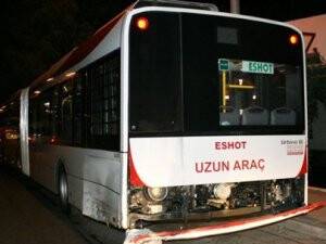 İzmir'de Trafik Kazası: 3 Yaralı