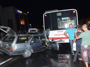 OTOMOBİL, OTOBÜSE ÇARPTI: 1'İ AĞIR 3 YARALI