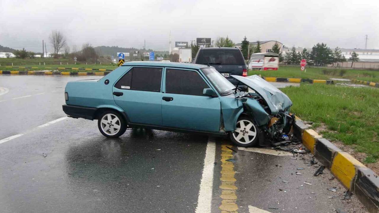 İki otomobil kavşakta çarpıştı: 2 yaralı