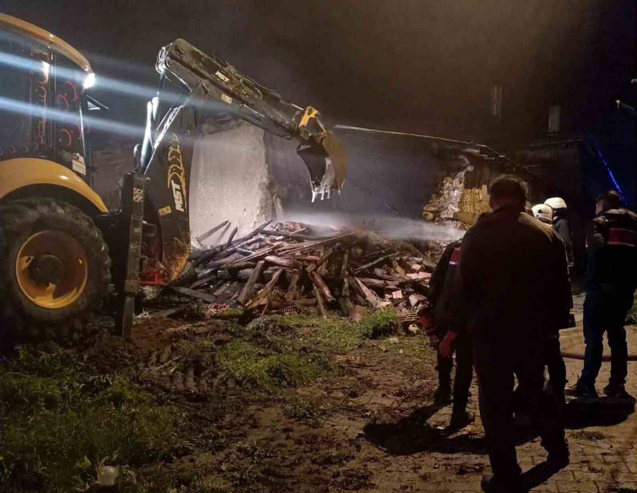 Ahırlı’da ev yangını: Kullanılamaz hale geldi