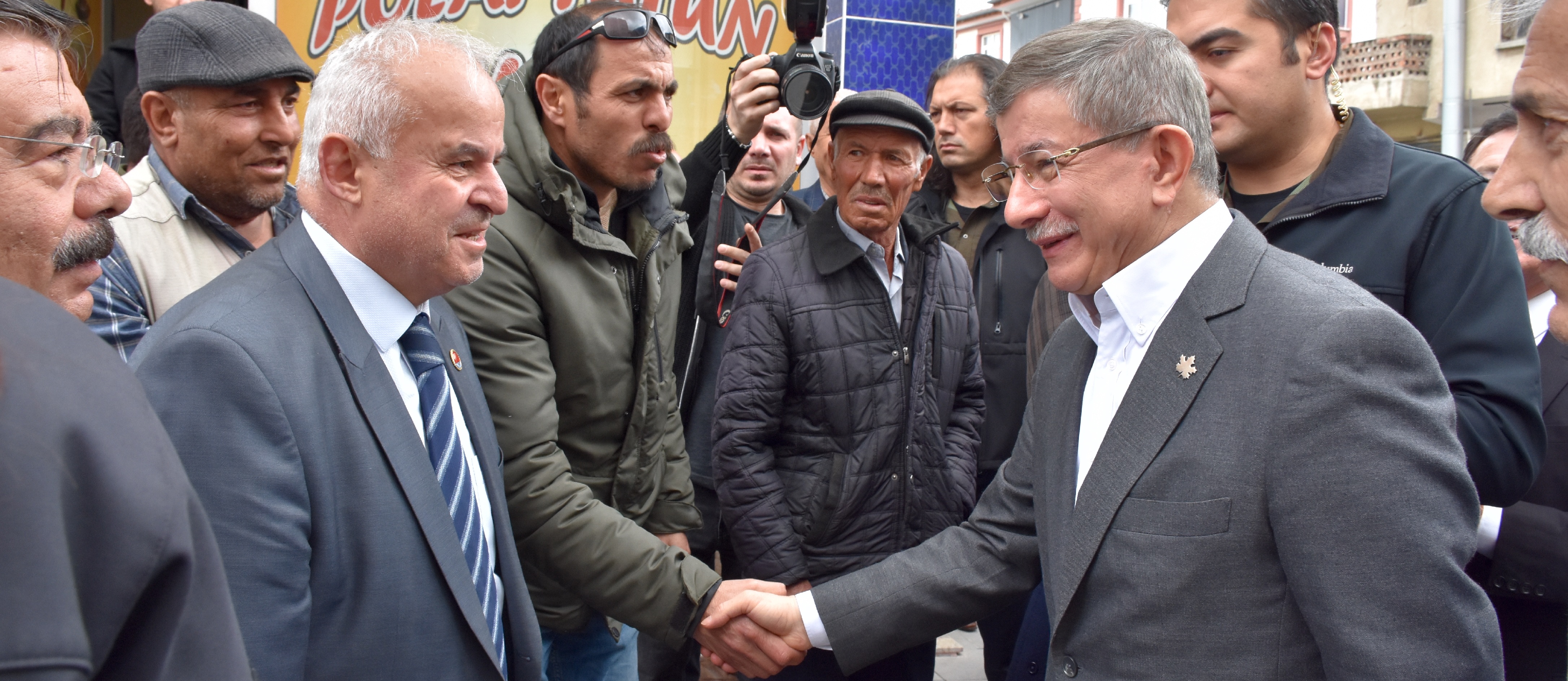 Davutoğlu, Konya'da esnaf ziyaretinde bulundu