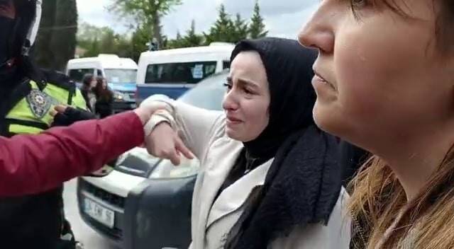 Seçim otobüsünün önüne atladı "Recep Tayyip Erdoğan" diye bağırdı