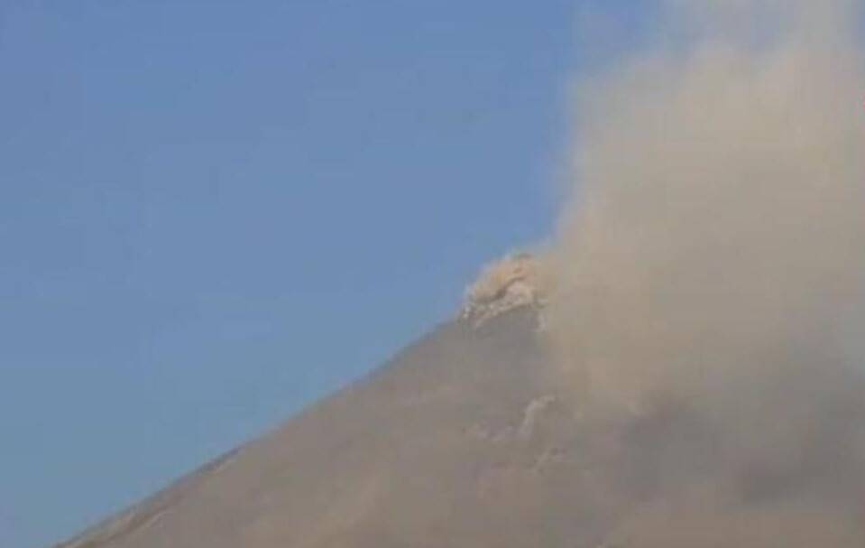 Meksika’daki Popocatepetl Yanardağı’ndan kül yağışı