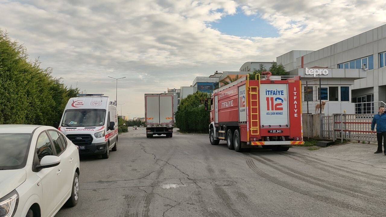 Ambalaj fabrikasının bacasından yükselen duman panik oluşturdu