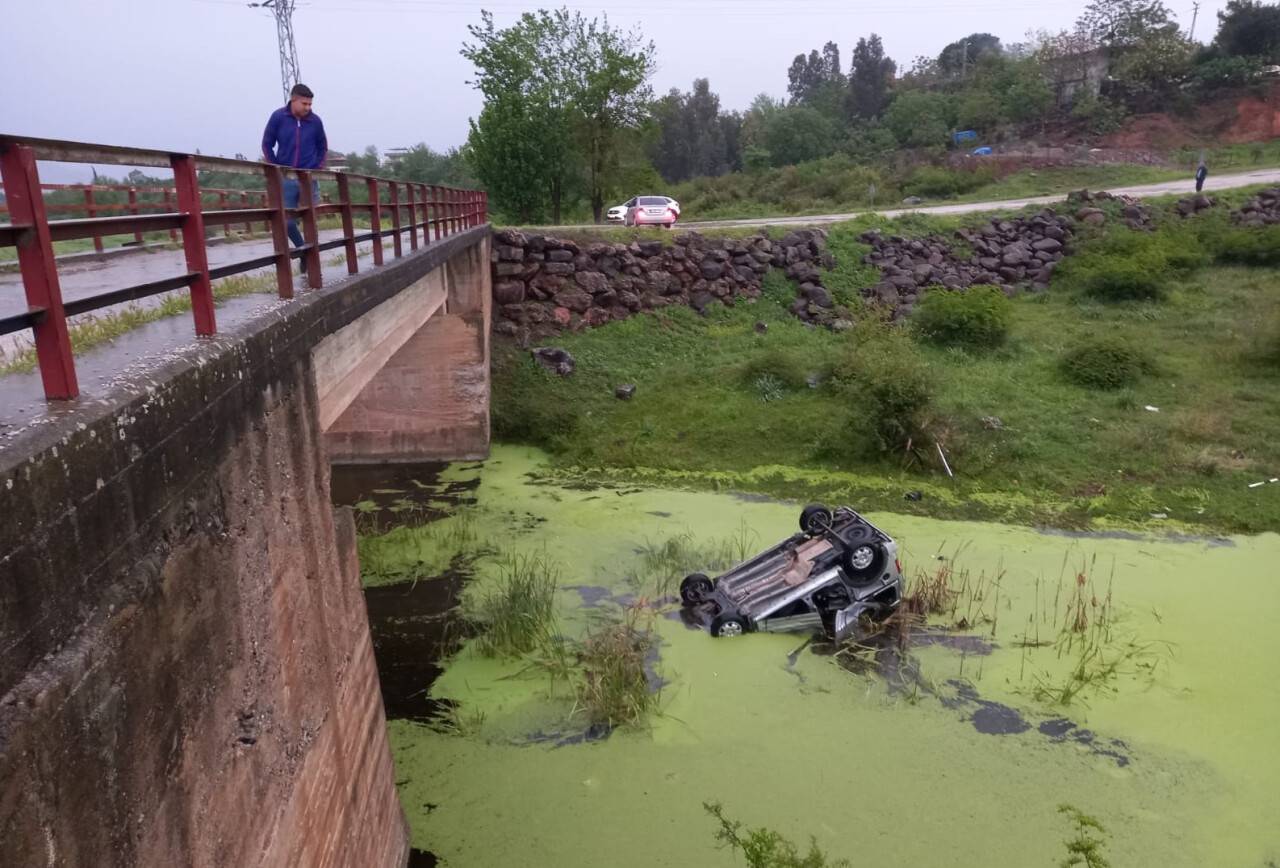 Hafif ticari araç köprüden uçtu: 2 yaralı