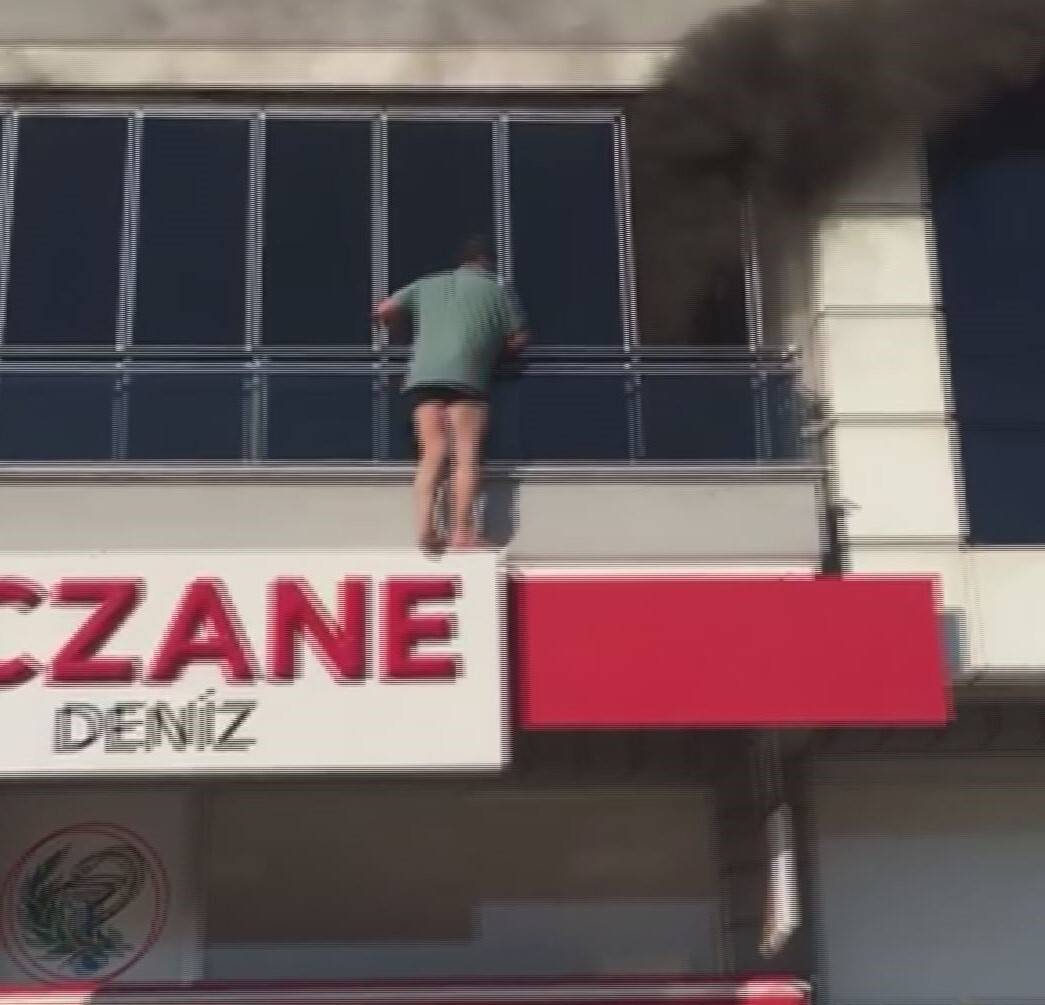 Korkutan yangın: Dakikalarca balkonda mahsur kaldı