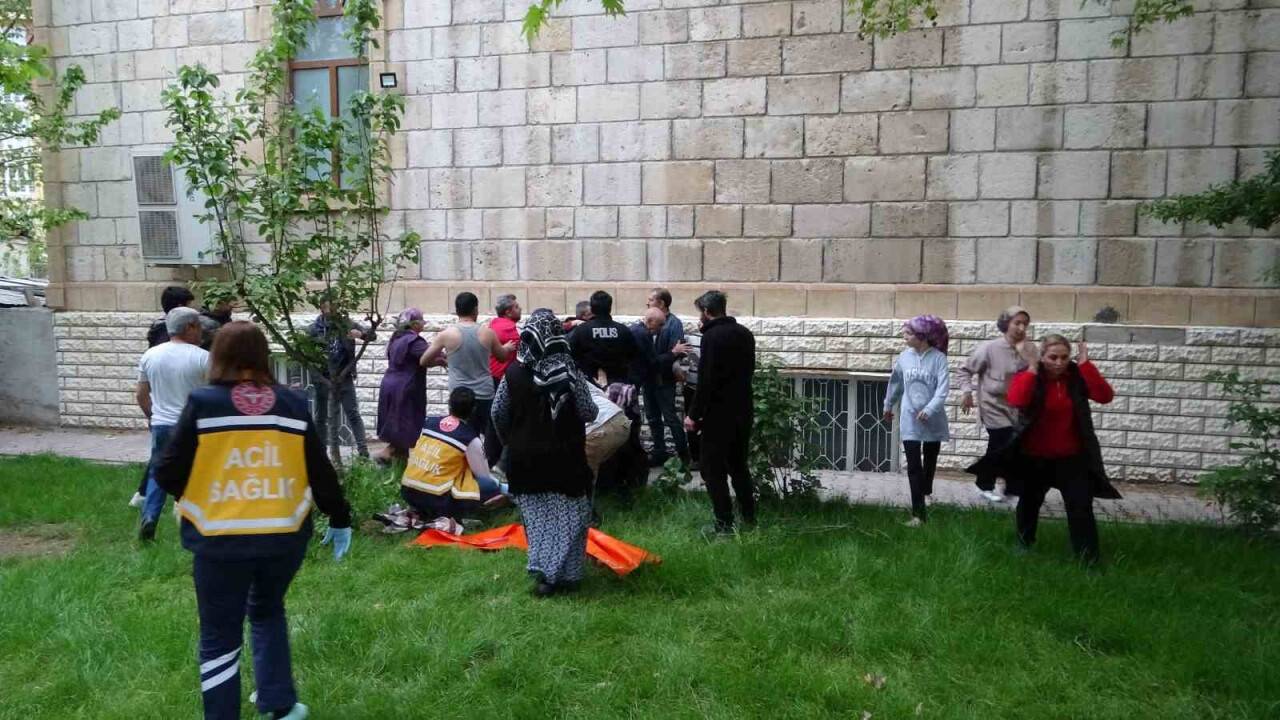 Akrabalar arasında silahlı bıçaklı kavga: 2 yaralı