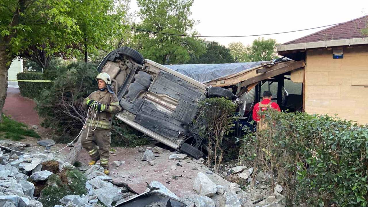 Otomobil kafenin bahçesine uçtu: 1 ağır yaralı
