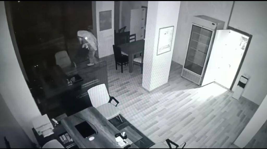Depremzedelerin evini soyan hırsızlar önce kameralara sonra polise yakalandı