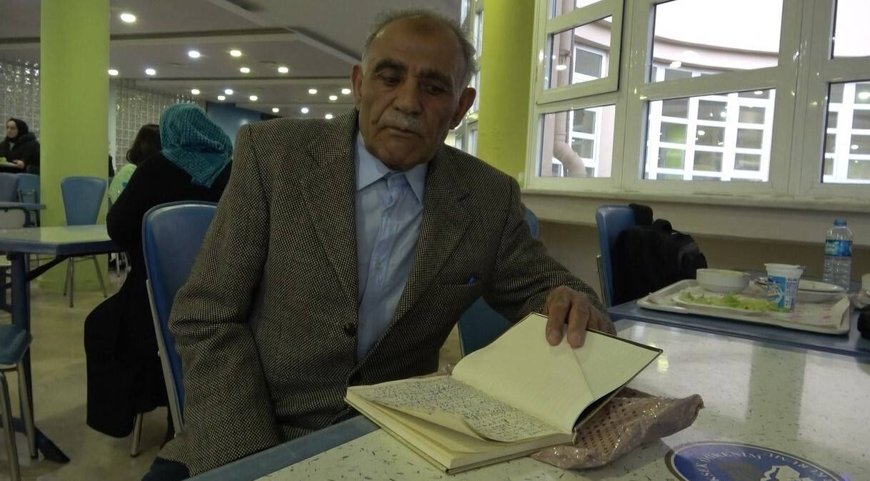 Depremzede 77 yaşındaki Umut dede, yaşadığı acıları şiire döktü