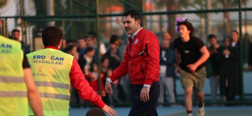 Maltepe Sahil’de yürüyüş yapan Bakan Kurum gençlerle basketbol oynadı