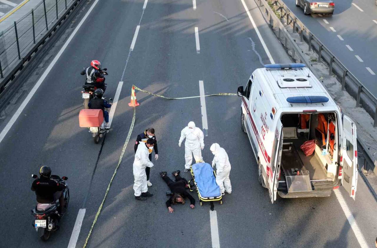 E-5 karayolunda ilginç anlar, bir adam yolun ortasına yattı