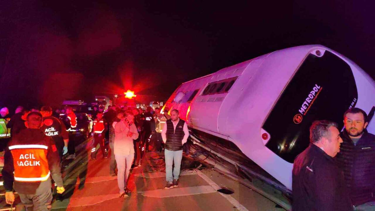 Bursa - Ankara kara yolunda  yolcu otobüsü kaza yaptı