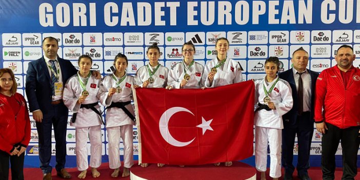 Konya Büyükşehir Belediyesporlu judokalar kürsüde