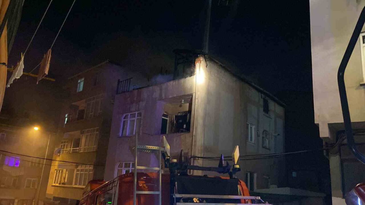 Kağıthane’de 3 katlı binanın çatısı alev topuna döndü