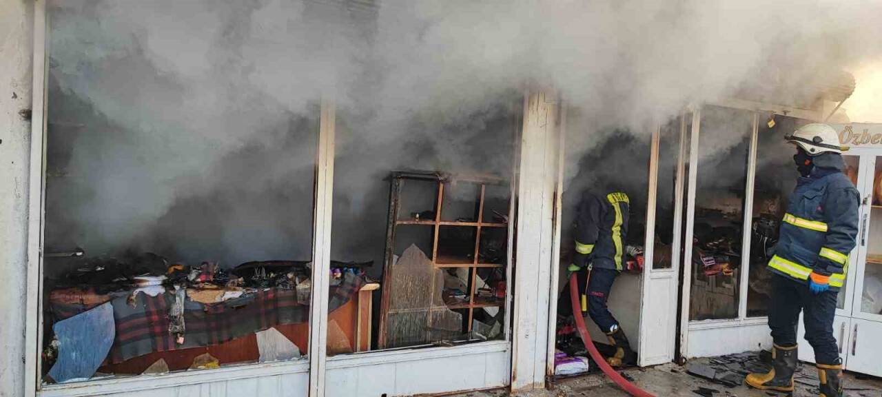 Çıkan yangında bir iş yeri kullanılamaz hale geldi