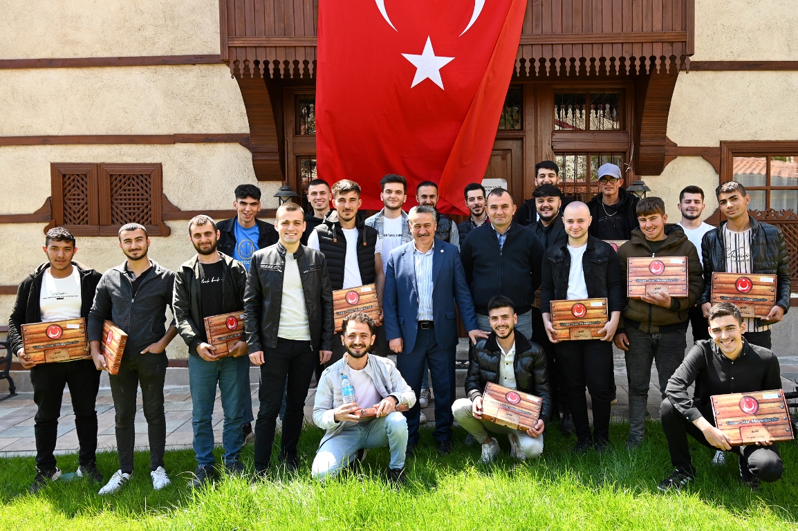 Başkan Tutal'dan Mehmetçiklere yemek